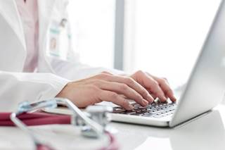 Medical practice staff can effectively handle negative online reviews by staying calm and positive, looking for solutions, apologizing, and thanking the reviewers. Medical practice staff can effectively handle negative online reviews by staying calm and positive, looking for solutions, apologizing, and thanking the reviewers.